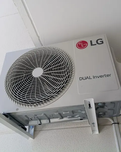 Condensadora LG Dual Inverter instalada com suporte reforçado