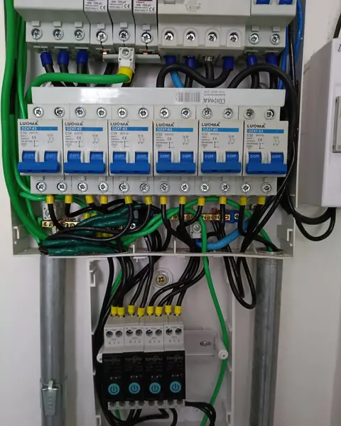 Quadro de distribuição montado com disjuntores organizados